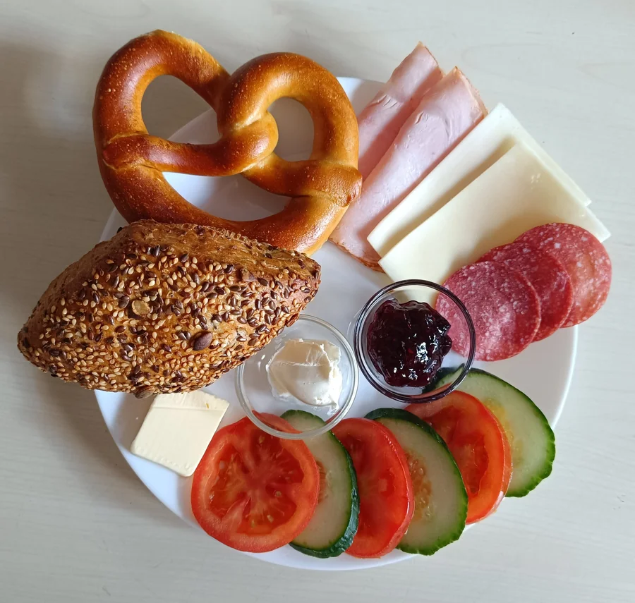 Frühstücksteller im Familiencafé