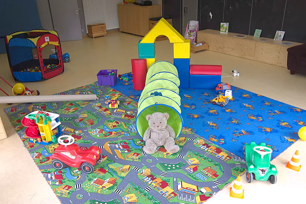 Spielteppich mit Krabbeltunnel und Bauklötzen
