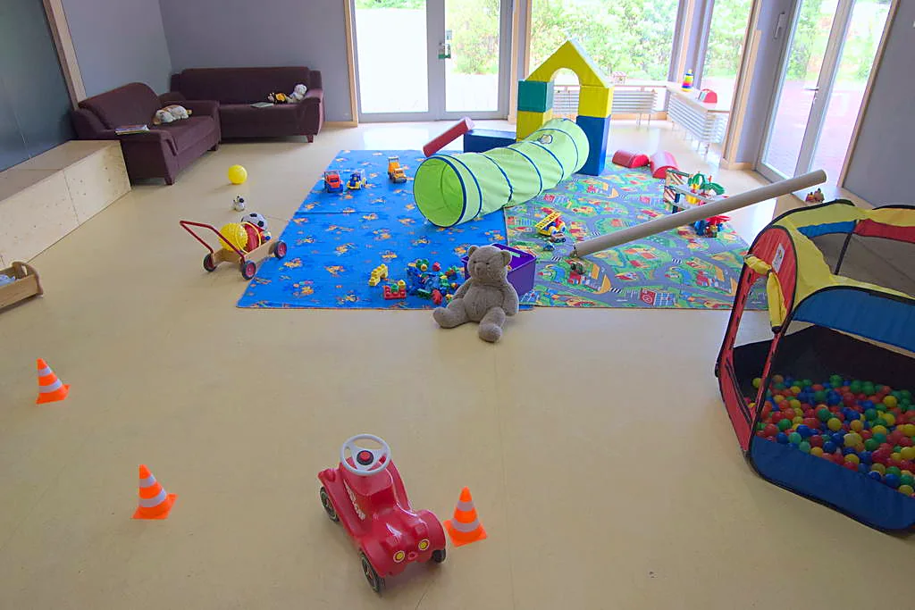 Spielzimmer mit Krabbeltunnel und Bobbycar
